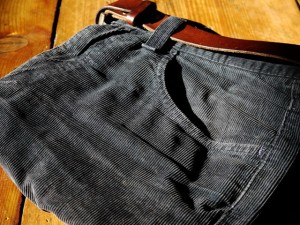Die blaue Cordhose im Detail