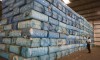 Benin Cotonou Projekt Cotton Made in Africa Baumwollterminal im Hafen Hafenarbeiter zaehlt die Ballen mit Baumwolle bevor sie in Container verladen werden
